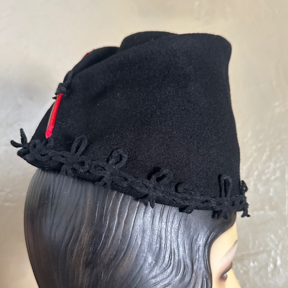 EXCEPTIONAL 1940s' UNIQUE TOP BLACK FELT CONICAL HAT + RED FEATHER & APPLIQUES - Picture 6 of 12